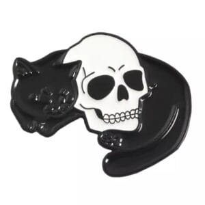 Gato alrededor calavera