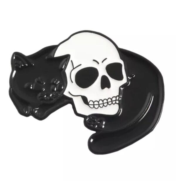 Gato alrededor calavera