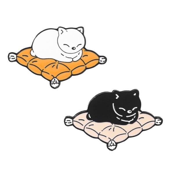Gato sobre cojín blanco - Image 2
