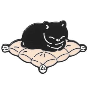 Gato sobre cojín negro