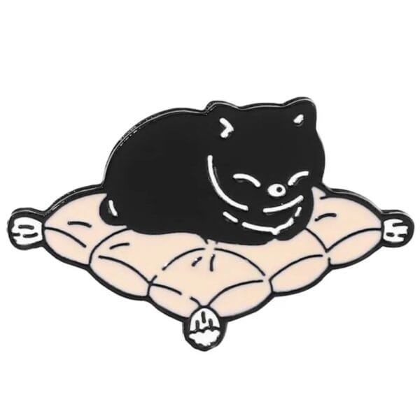Gato sobre cojín negro