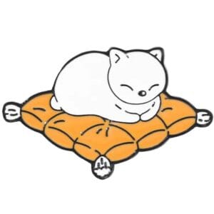 Gato sobre cojín blanco