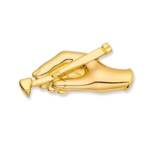 Mano con herramienta odontología