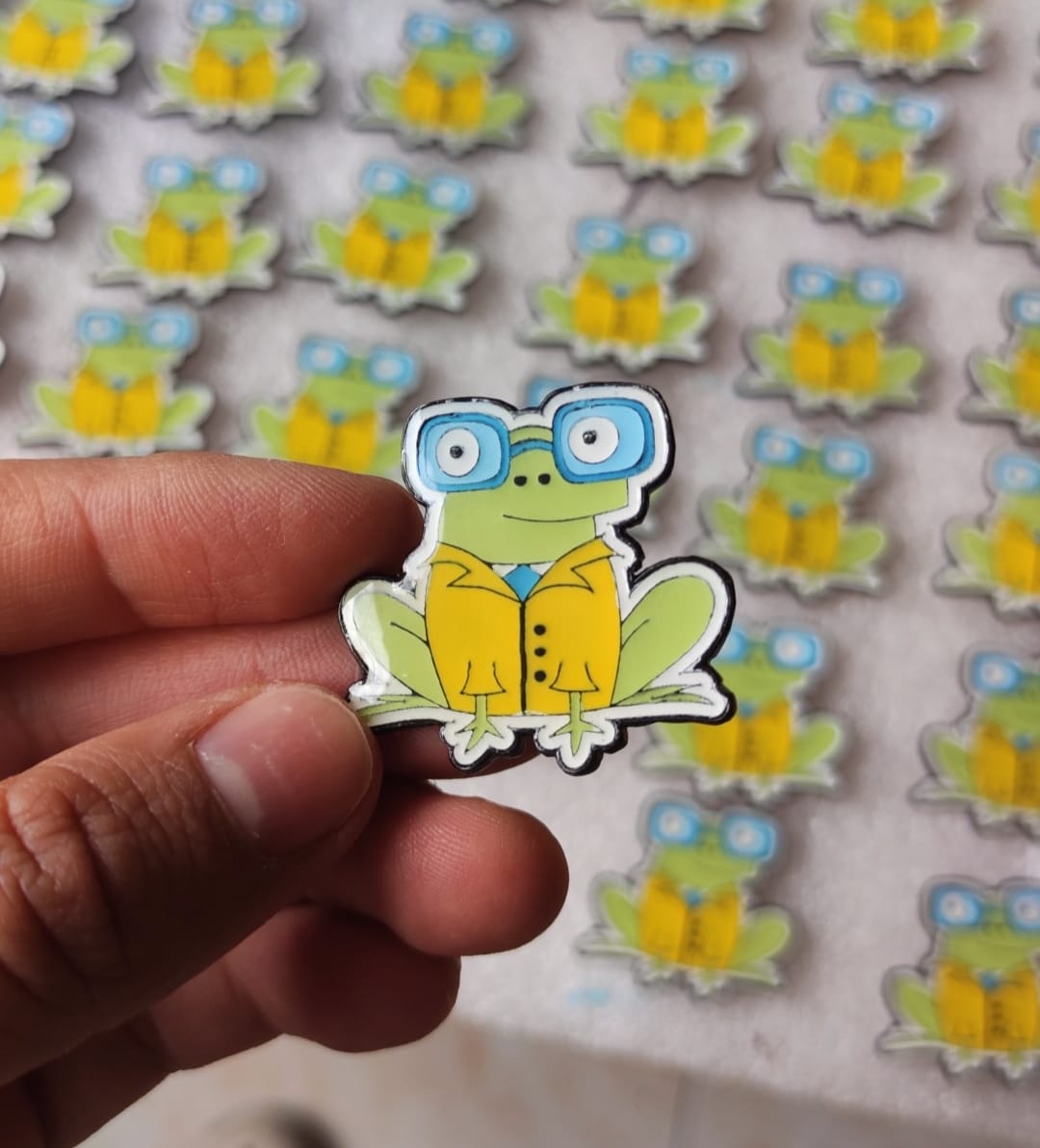 Pin personalizado de rana sostenido en mano - PinChees