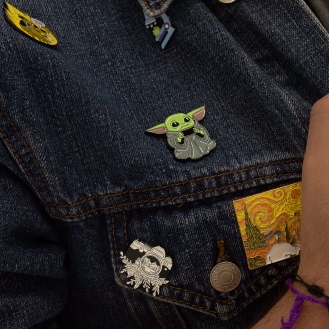 Pin personalizado puesto en chaqueta jean