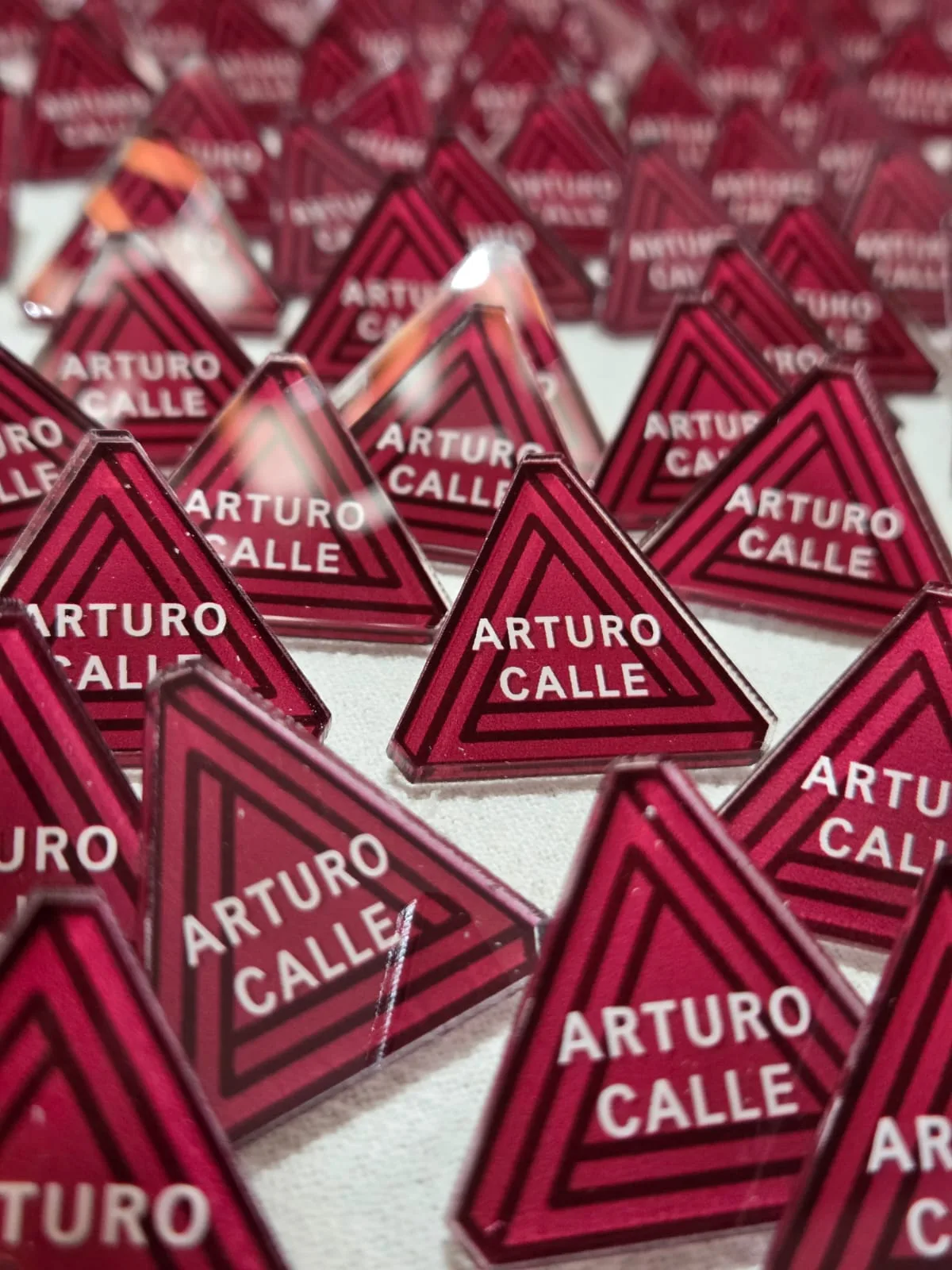 Pin en acrílico UV personalizado PinChees